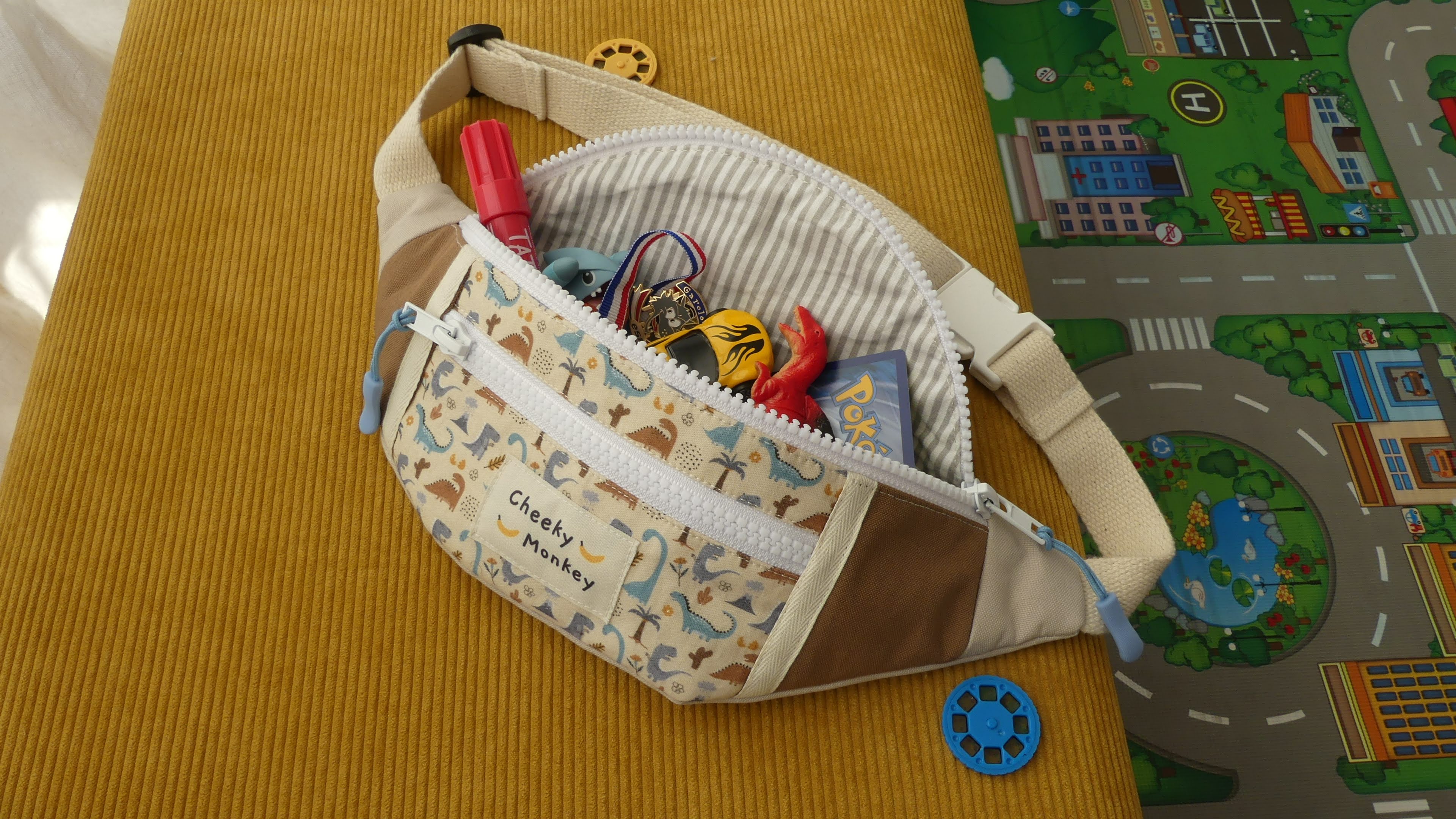 Enfant avec son sac banane Cheeky Monkey