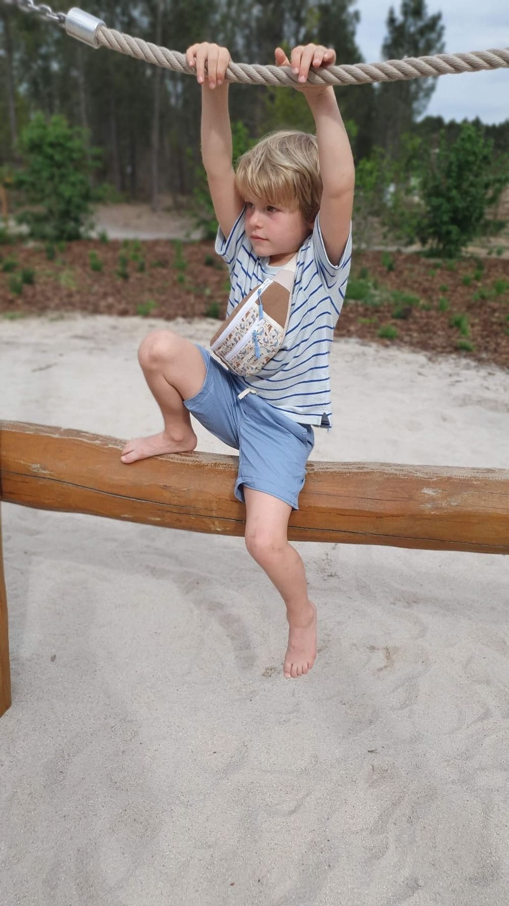 Sac banane Cheeky Monkey Dino porté au parc
