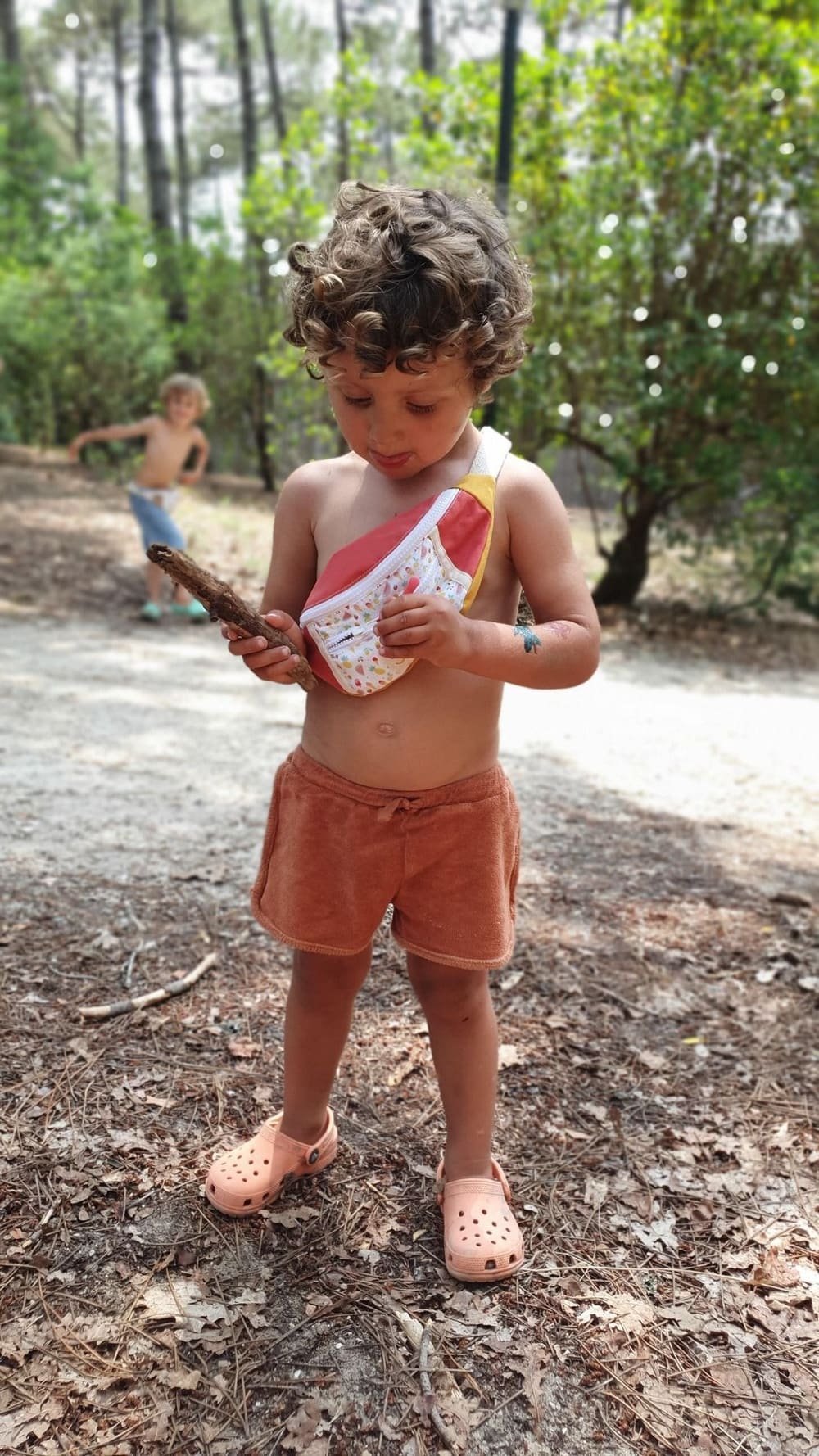 Enfant avec son sac banane Cheeky Monkey Dino