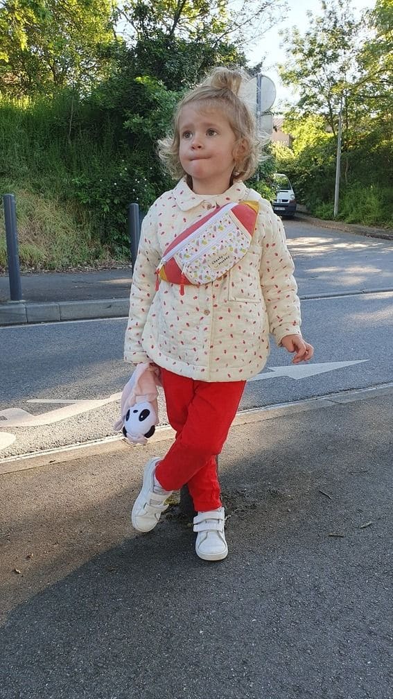 Enfant portant son sac banane Cheeky Monkey Fruits