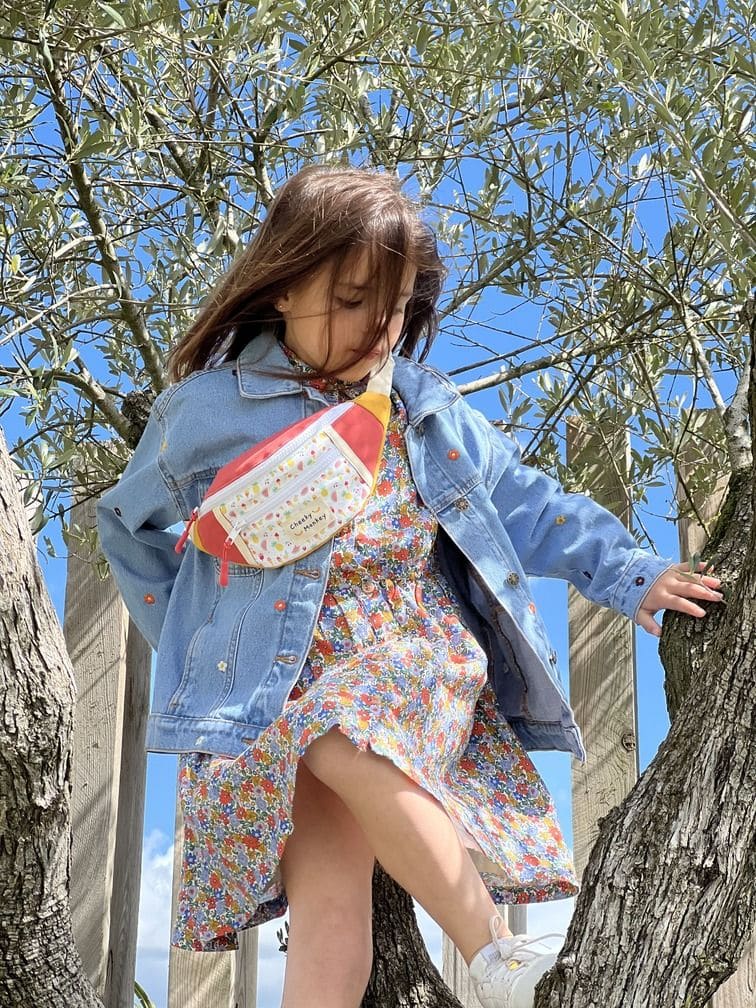 Enfant avec son sac banane Cheeky Monkey Fruits au parc