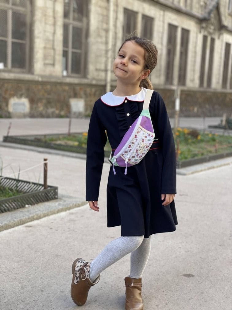 Enfant avec son sac banane Cheeky Monkey Music en extérieur