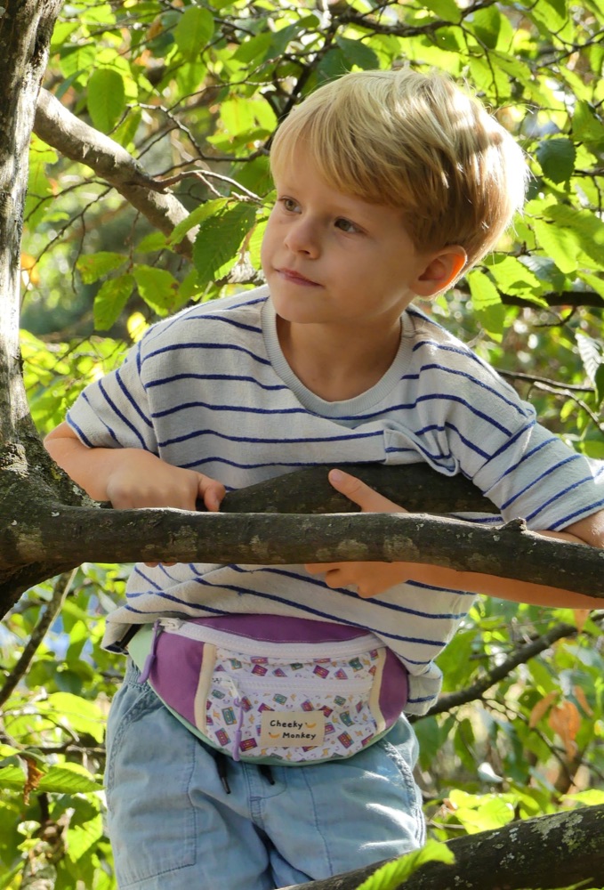 Enfant portant son sac banane Cheeky Monkey modèle Music