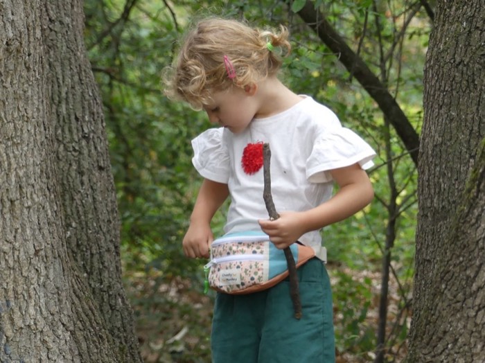 Enfant portant son sac banane Cheeky Monkey Cactus en forêt