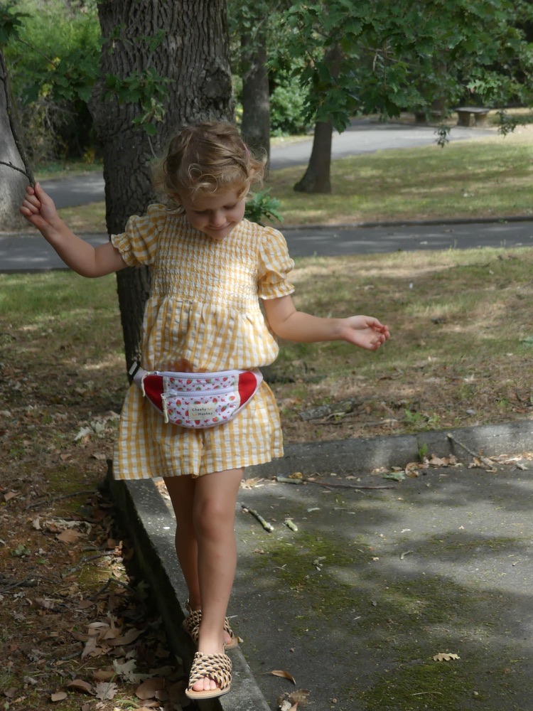 Sac banane enfant Fraise - porté