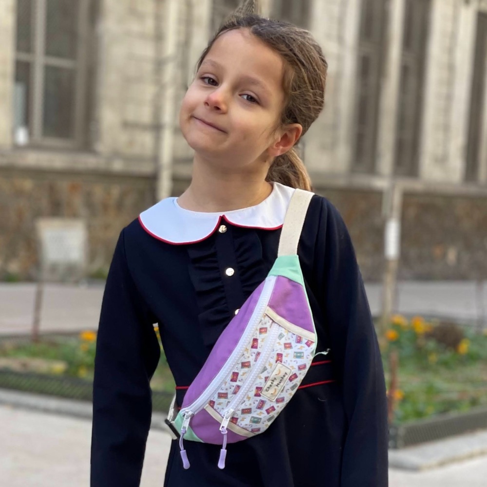 Petite fille avec son sac banane pour aller à l'école