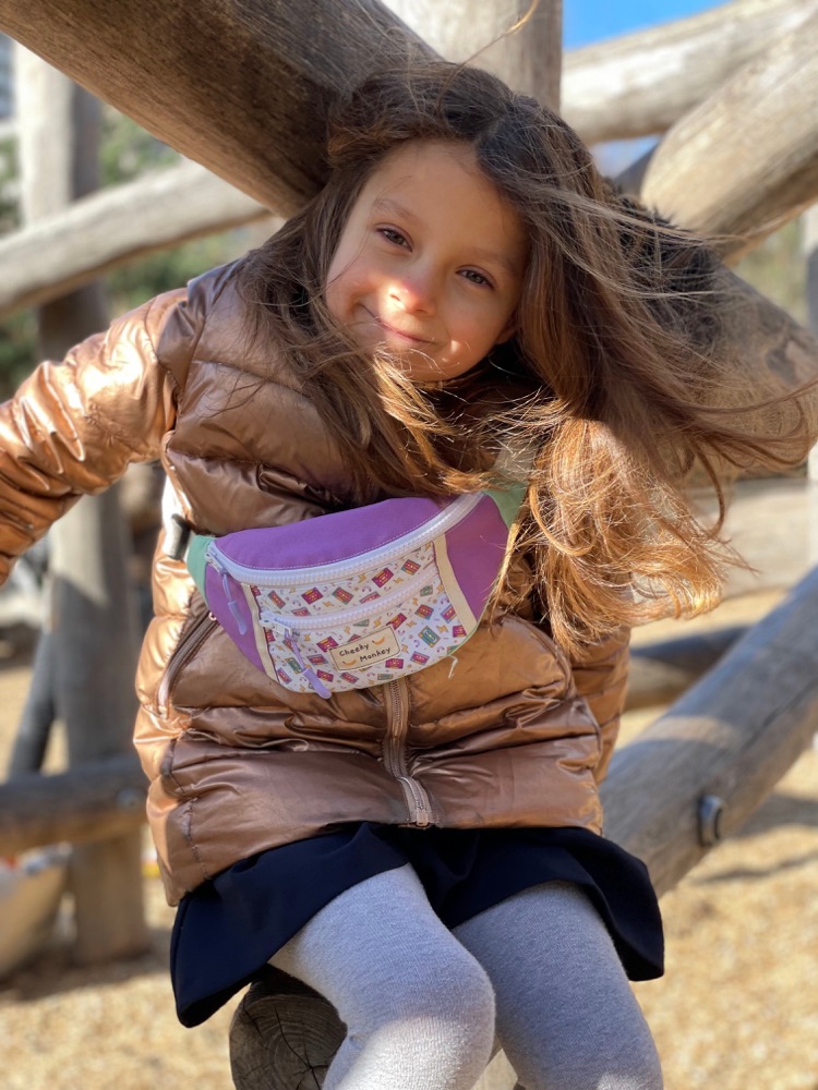 Une jeune fille portant son sac banane Music